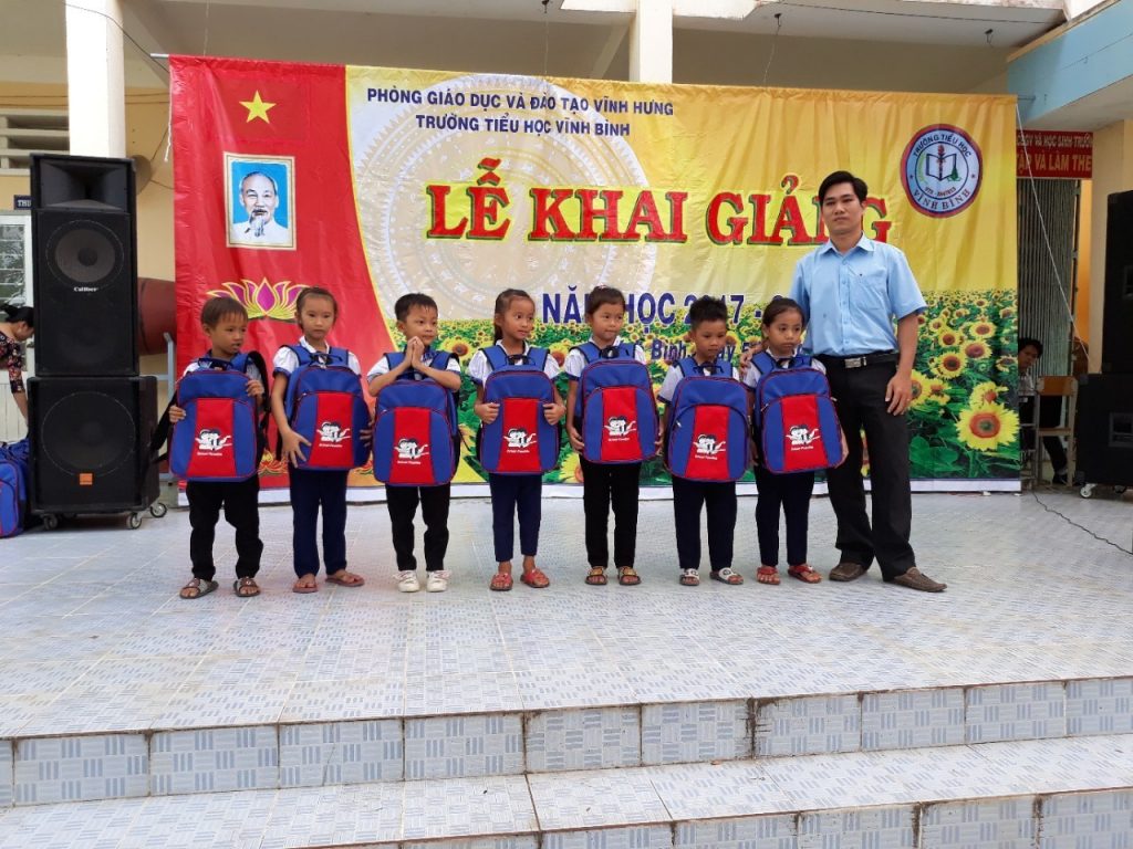 Tặng Ba lô cho học sinh khó khăn năm học 2017 - 2018