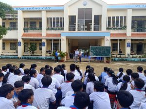 Thầy Nguyễn Hoàng Anh Thảo - Phó hiệu trưởng Nhà trường tặng quà cho học sinh tham gia tốt trong hoạt động