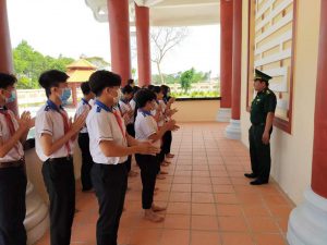 Học sinh được chiến sĩ Biên phồng Đồn Long khốt giới thiệu về khu di tích
