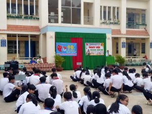 Thầy Lưu Phước Quang - Bí thư Chi bộ - Hiệu trưởng nhà trường phát biểu khai mạc ngày hội "Thiếu nhi vui khỏe - Tiến bước lên Đoàn"