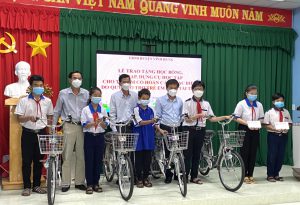 Lãnh đạo huyện và Phòng GD Vĩnh Hưng trao xe đạp và học bổng cho học sinh khó khăn