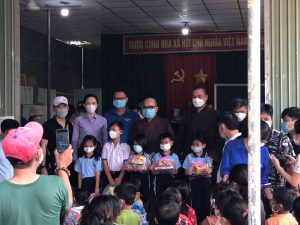 Cô Phan Thị Thanh Tâm - Phó Chủ tịch UBND cùng với một số thánh viên của xã và thầy cô truồng cùng nhóm phật tử, mạnh thường quân tặng quà cho học sinh