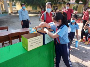 Học sinh quyên góp sách tặng thư viện nhân ngày sách Việt Nam