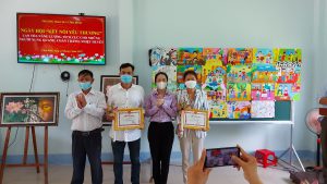 Cô Phan Thị Thanh Tâm - PCT UBND xã Vĩnh Bình và thầy  Lưu Phước Quang - Hiệu  trưởng nhà trường gửi  thư cảm ơn đến nhóm "Tiếp nối yêu thương"