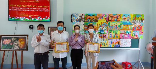 Cô Phan Thị Thanh Tâm - PCT UBND xã Vĩnh Bình và thầy  Lưu Phước Quang - Hiệu  trưởng nhà trường gửi  thư cảm ơn đến nhóm "Tiếp nối yêu thương"
