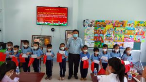 Thầy Trần Văn Trúc - Phó Hiệu trưởng nhà trường tặng quà cho học sinh
