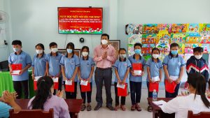 Thầy Nguyễn Hoàng Anh Thảo - Phó Hiệu trưởng nhà trường tặng quà cho học sinh