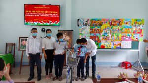 Nhóm tiếp nối yêu thương cùng thầy Lưu phước Quang  - Hiệu  trưởng nhà trường tặng  tặng  xe đạp cho học sinh