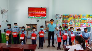 Anh: Võ Quốc Hưng - Phó chủ tịch HĐĐ huyện Vĩnh Hưng tặng quà cho học sinh
