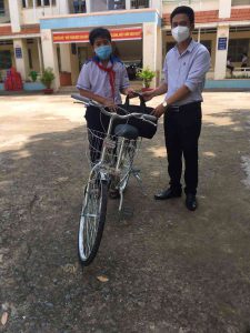 Thầy Phạm Minh Trọng - GVCN lớp 7A2 bàn giao xe đạp của nhóm tiếp nối yêu  thương cho học sinh 